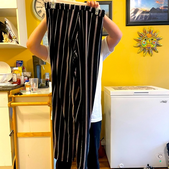 Beautiful Wide Leg Vertical Striped Pants - Picture 4 of 10